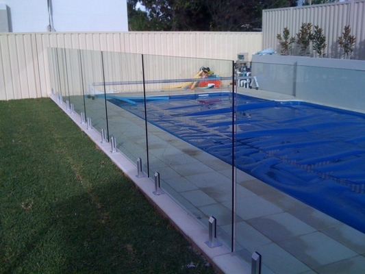 China R2 Corner Pool Fencing Glass Panel Thermal Stability Withstand 250℃ supplier