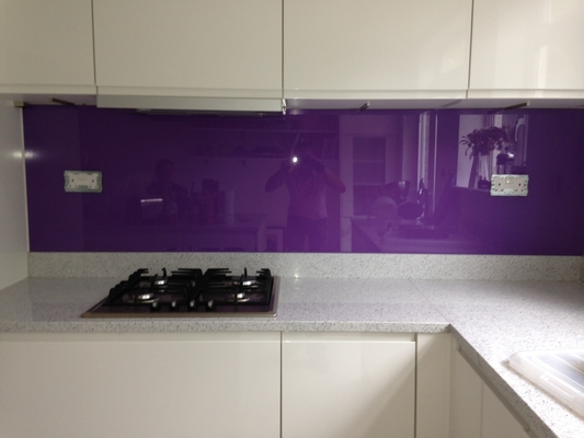 China Kitchen Violet Painted Glass Backsplash Easily Clean The Stains supplier